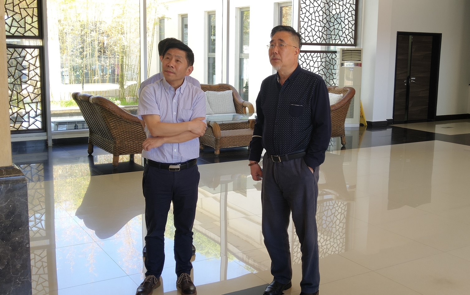 右：九强生物董事长邹左军先生；左：医学检验系主任徐克前教授